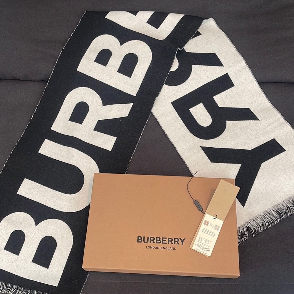 Burberry Scarf Monochromatic Black/White •New•Tags included•Not Attached•